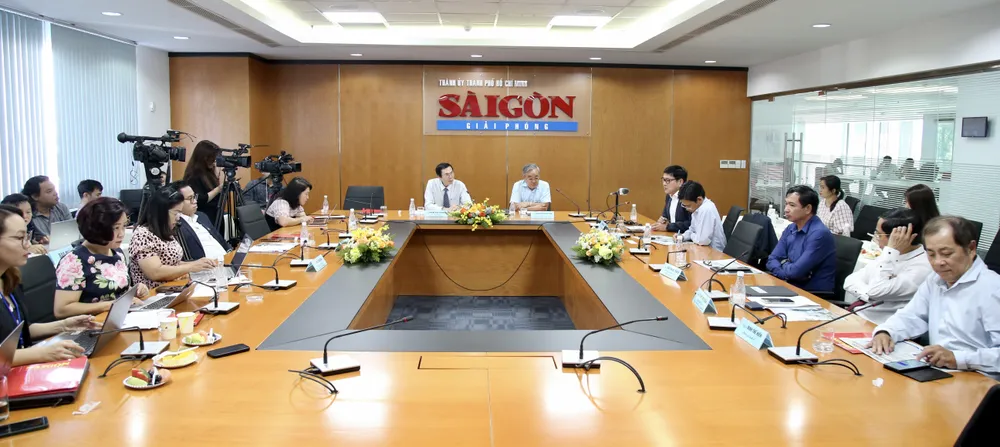 Tại tọa đàm, các chuyên gia hiến kế để thực hiện thành công việc xây dựng Trung tâm tài chính quốc tế TPHCM. Ảnh: HOÀNG HÙNG