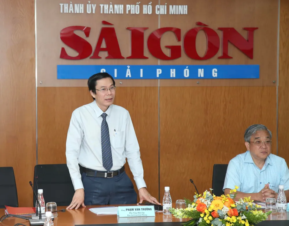 Ông Phạm Văn Trường, Phó Tổng Biên tập Báo SGGP phát biểu khai mạc tọa đàm. Ảnh: HOÀNG HÙNG