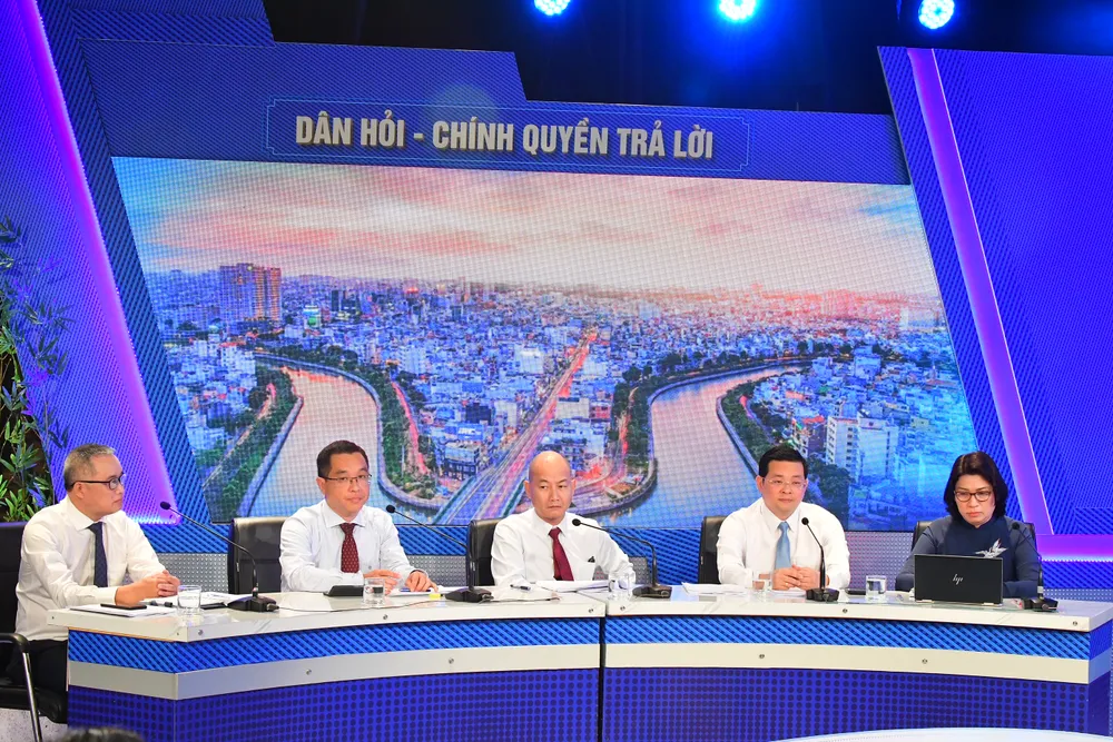 Lãnh đạo các sở ngành giải đáp thắc mắc của người dân, doanh nghiệp tại chương trình. Ảnh: VIỆT DŨNG