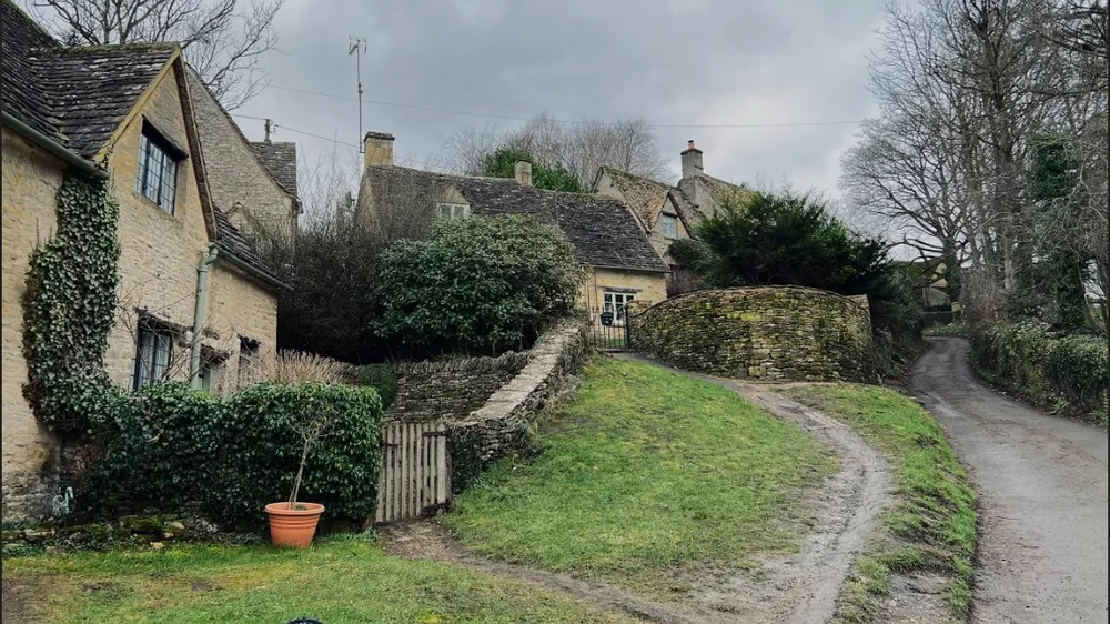 Dãy nhà cổ Arlington Row in trong Passport của Vương Quốc Anh được xem là dãy nhà cổ nhất và có tuổi đời hơn 600 năm