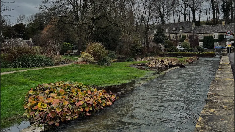 Dòng nước trong xanh in bóng những ngôi nhà cổ