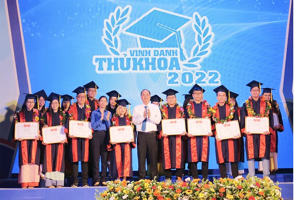Hàng năm, Thành đoàn TPHCM tổ chức chương trình Vinh danh thủ khoa TPHCM nhằm khuyến khích tài năng trẻ