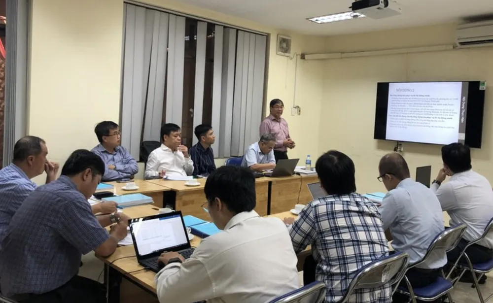 TS Tân Hạnh và nhóm nghiên cứu báo cáo kết quả triển khai đề tài “Mạng băng rộng cho thành phố thông minh” trước Hội đồng tư vấn nghiệm thu nhiệm vụ KH-CN