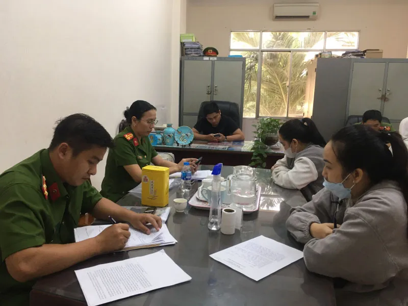 Công an làm việc với các đối tượng trong băng nhóm đòi nợ thuê