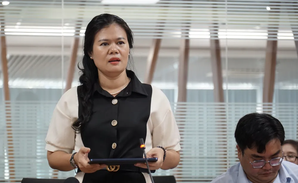 Đồng chí Dương Thị Huyền Trâm, Trưởng Ban Phong trào, Uỷ ban MTTQ Việt Nam TPHCM góp ý tại tọa đàm. Ảnh: HOÀNG HÙNG