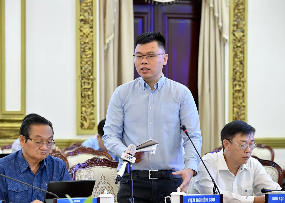 Phó Viện trưởng Viện Nghiên cứu phát triển TPHCM Trương Minh Huy Vũ phát biểu tại phiên họp. Ảnh: VIỆT DŨNG