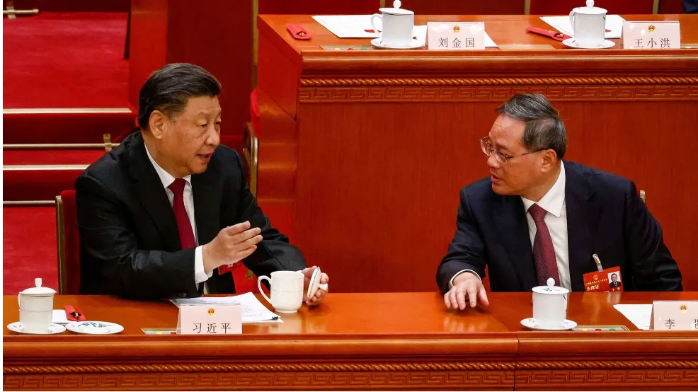 Chủ tịch Trung Quốc Tập Cận Bình nói chuyện với ông Lý Cường trong Phiên họp toàn thể lần thứ ba của Đại hội Đại biểu Nhân dân Toàn Quốc (NPC) tại Đại lễ đường Nhân dân, ở Bắc Kinh, Trung Quốc, ngày 10-3-2023. Ảnh: REUTERS/MARK R. CRISTINO