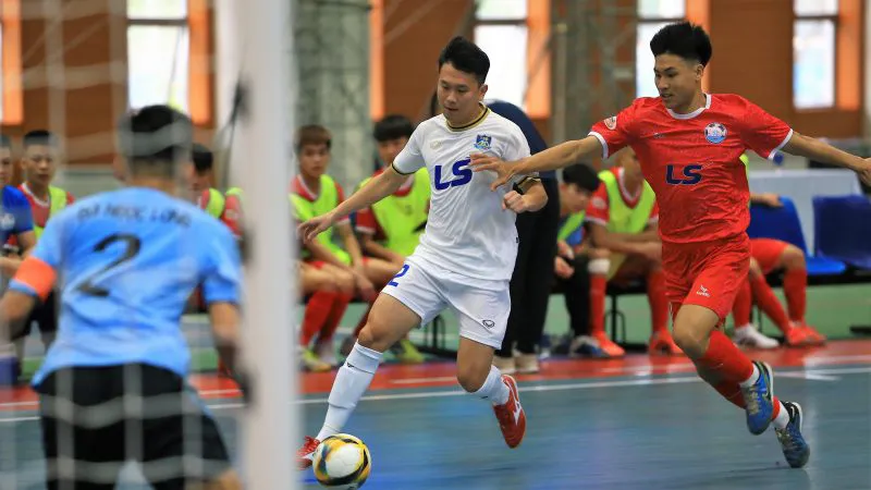 Thái Sơn Bắc (áo trắng) và Hà Nội chia điểm ở trận ra quân