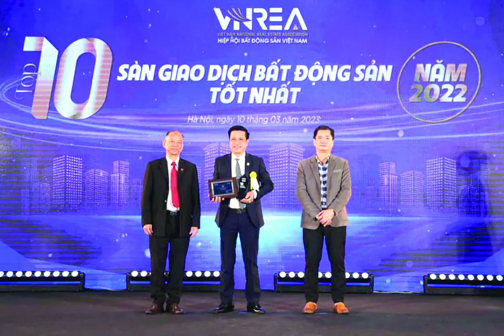 Ông Tô Duy Chinh - Giám đốc Khối Bán hàng Kim Oanh Group - nhận giải “Top 10 sàn giao dịch bất động sản tốt nhất năm 2022” dành cho Kim Oanh Realty, thành viên Kim Oanh Group