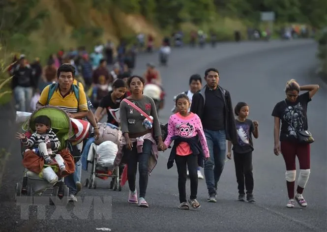 Cuộc hành trình của những người di cư, trong đó có trẻ em ở Mexico (Ảnh: AFP/TTXVN) 