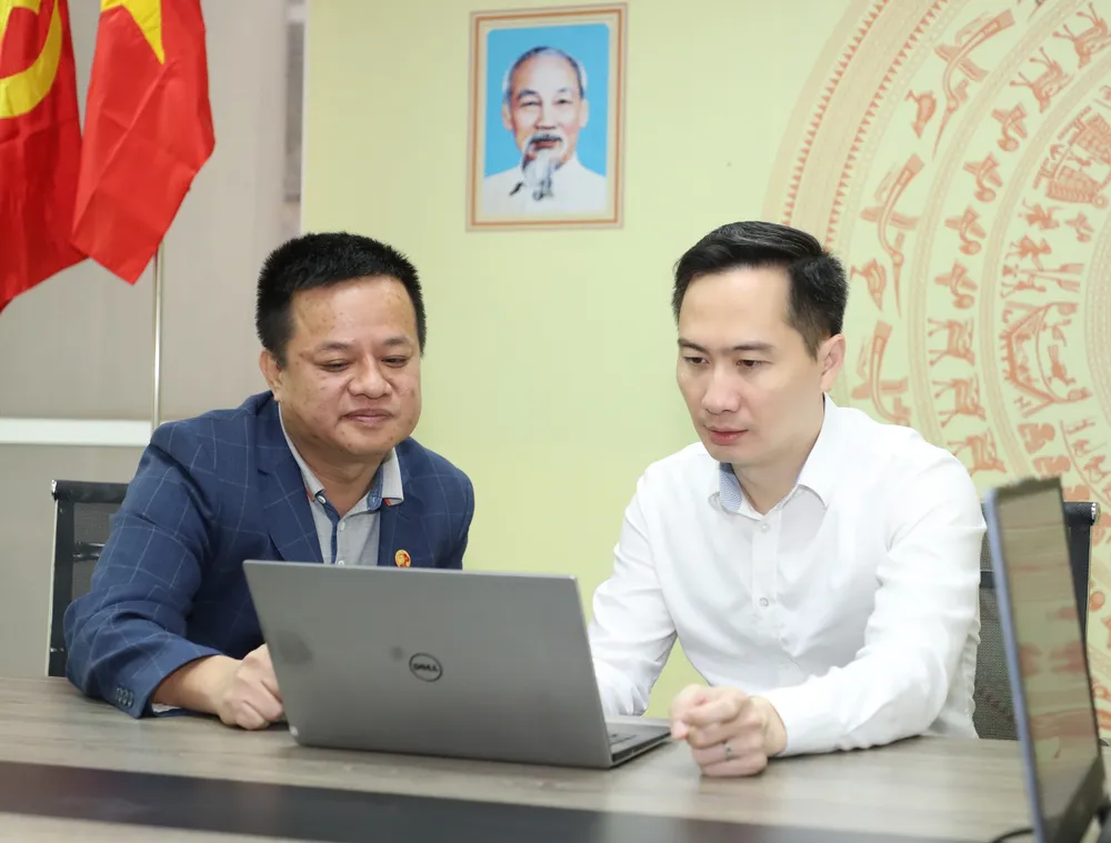 Ông Nguyễn Thiện Nghĩa, Phó Cục trưởng phụ trách Cục Công nghiệp CNTT và TT, Bộ TT-TT (bên phải) đang giao lưu trực tuyến tại Báo SGGP. Ảnh: QUANG PHÚC