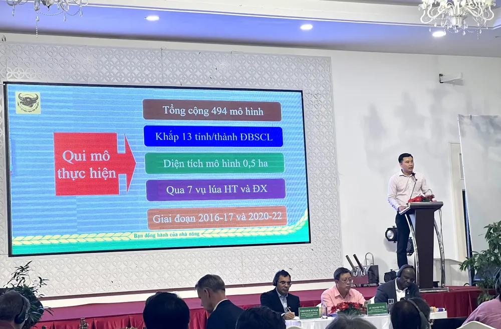 Ông Hồ Thế Huy, Phó Giám đốc Marketing Công ty CP Phân bón Bình Điền báo cáo về chương trình Canh tác lúa thông minh thích ứng với biến đổi khí hậu vùng ĐBSCL.