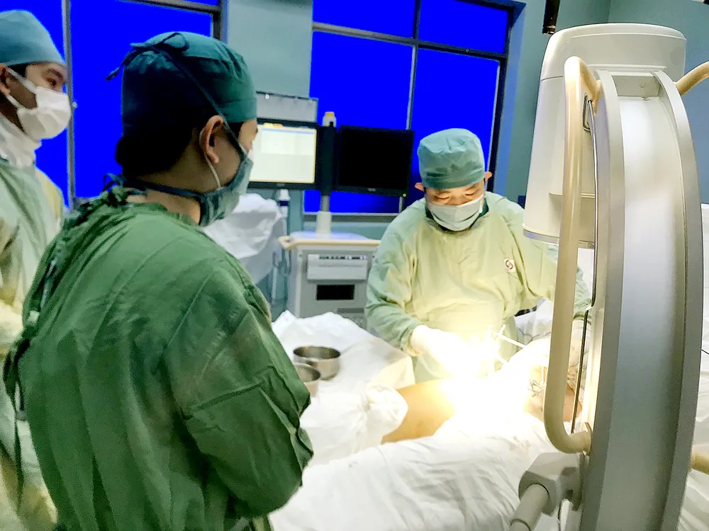 Bác sĩ Bệnh viện Nhân dân Gia Định phẫu thuật cho nữ bệnh nhân H.T.Th. (quận 1, TPHCM). Ảnh: BVCC