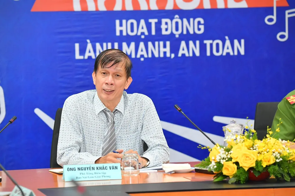 Phó Tổng Biên tập Báo SGGP chủ trì tọa đàm tìm cách tháo gỡ khó khăn để dịch vụ karaoke hoạt động an toàn, lành mạnh. Ảnh: VIỆT DŨNG