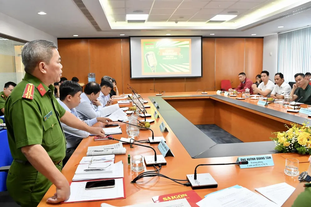 Các đại biểu tìm cách tháo gỡ khó khăn cho loại hình kinh doanh dịch vụ karaoke trên địa bàn. Ảnh: VIỆT DŨNG