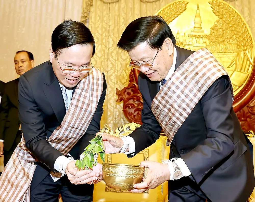 Chủ tịch nước Võ Văn Thưởng và Tổng Bí thư, Chủ tịch nước Lào Thongloun Sisoulith tại lễ buộc chỉ cổ tay cầu may nhân dịp Tết cổ truyền Bun Pi May của Lào, ngày 10-4