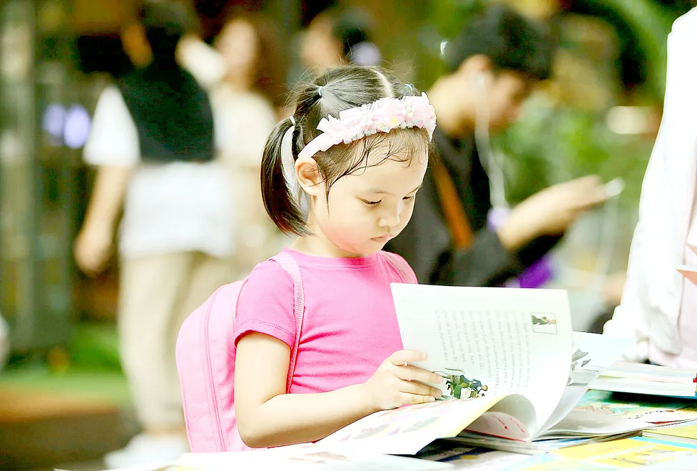 Trẻ em chọn mua sách tại Đường sách TPHCM. Ảnh: DŨNG PHƯƠNG