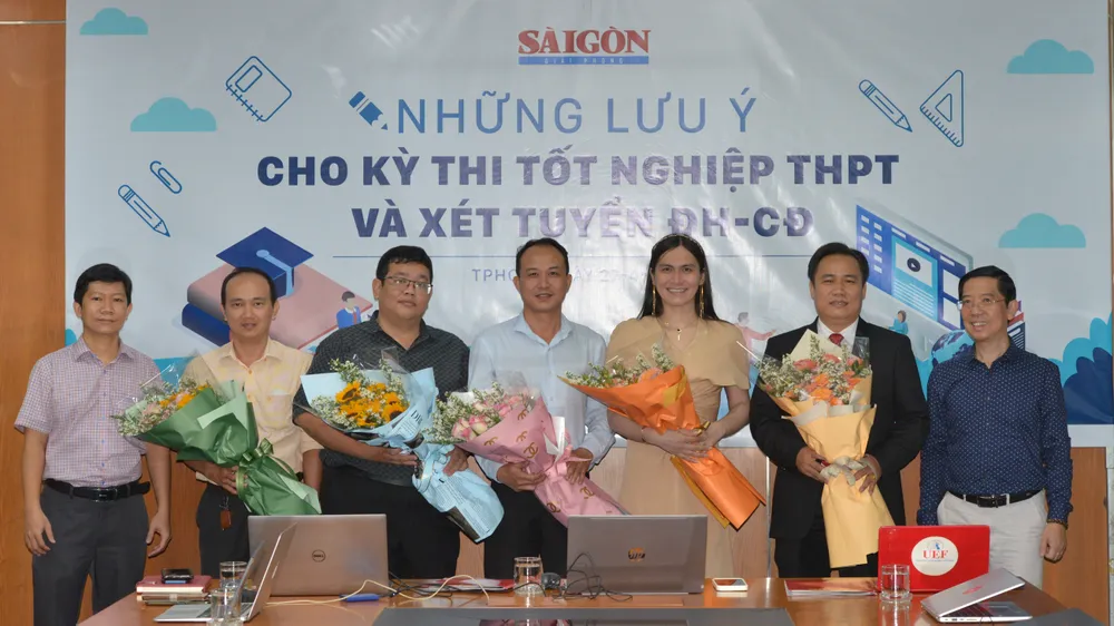 Nhà báo Nguyễn Nhật, Phó Tổng Biên tập Thường trực Báo Sài Gòn Giải Phóng (bìa phải) tặng hoa cho các khách mời tham gia giao lưu trực tuyến. Ảnh: CAO THĂNG Nhà báo Nguyễn Nhật, Phó Tổng Biên tập Thường trực Báo Sài Gòn Giải Phóng (bìa phải) tặng hoa cho các khách mời tham gia giao lưu trực tuyến. Ảnh: CAO THĂNG