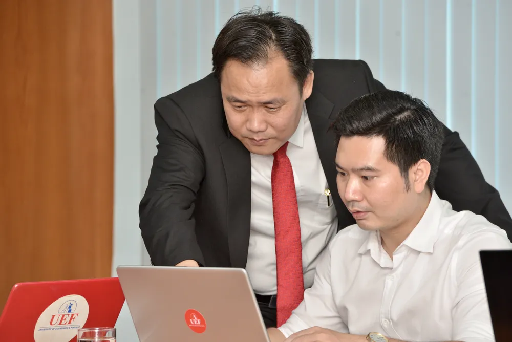 Các chuyên gia tuyển sinh của Trường ĐH Kinh tế Tài chính TPHCM đang tư vấn cho thí sinh. Ảnh: CAO THĂNG Các chuyên gia tuyển sinh của Trường ĐH Kinh tế Tài chính TPHCM đang tư vấn cho thí sinh. Ảnh: CAO THĂNG