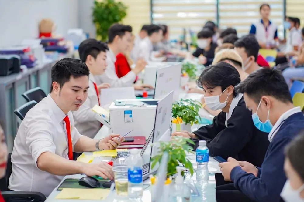 Thí sinh nộp hồ sơ xét tuyển tại Trường ĐH Kinh tế Tài chính TPHCM Thí sinh nộp hồ sơ xét tuyển tại Trường ĐH Kinh tế Tài chính TPHCM