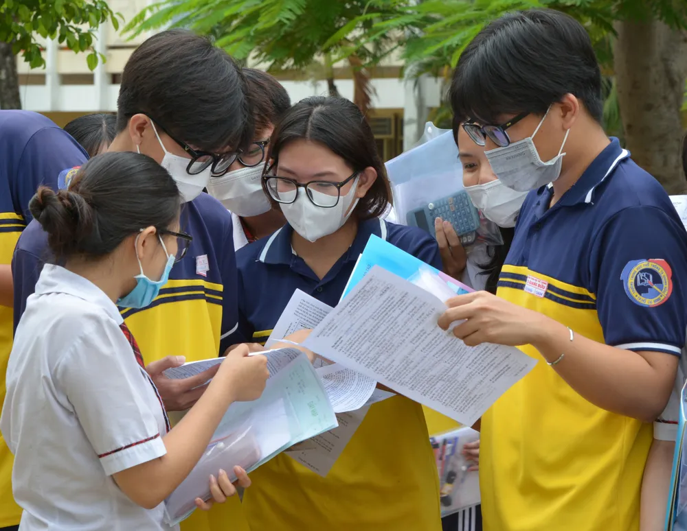 Thí sinh thi tốt nghiệp THPT 2022 tại điểm thi Trường THPT Tạ Quang Bửu (TPHCM). Ảnh: CAO THĂNG