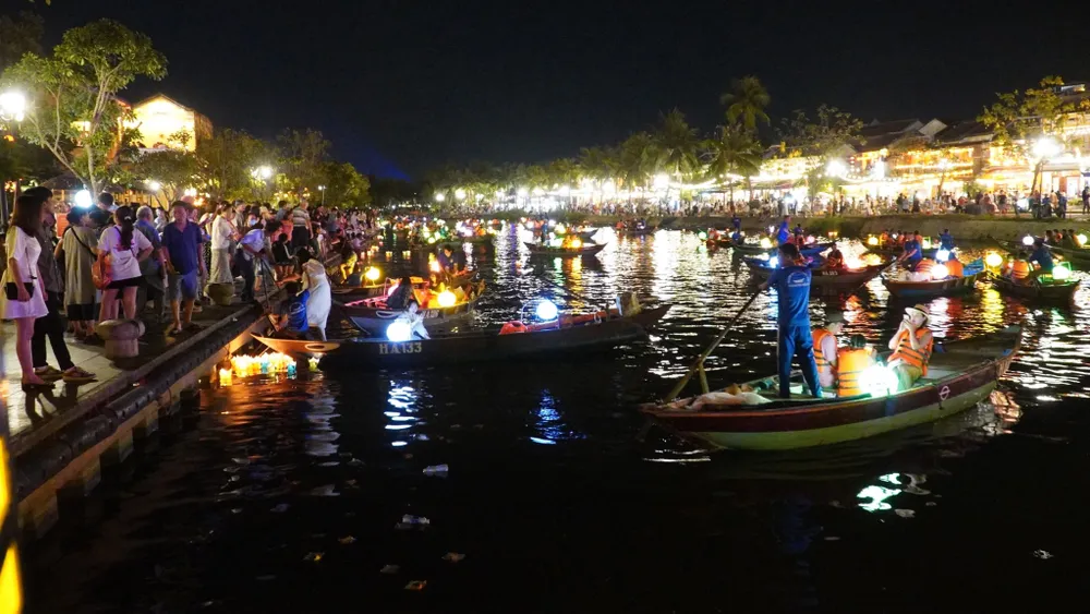 Trong 5 ngày nghĩ lễ, có 245.000 người dân, du khách đến tham quan, nghỉ dưỡng tại Quảng Nam. Ảnh: NGUYỄN CƯỜNG