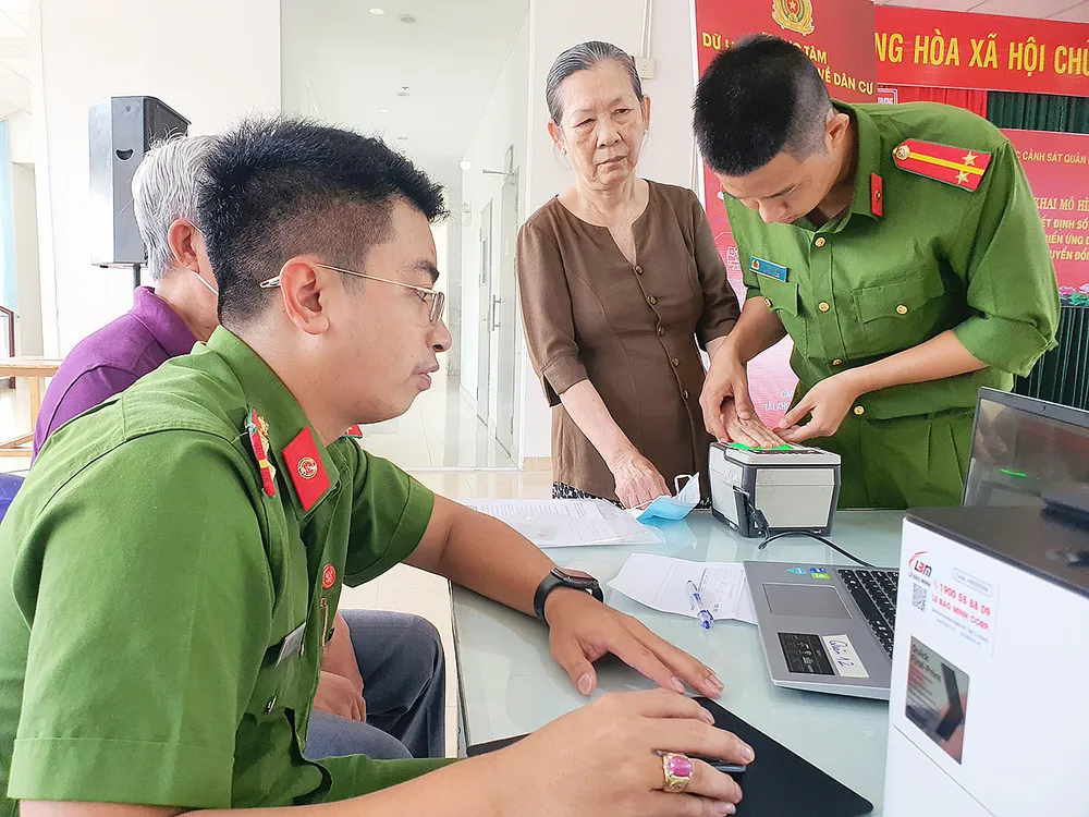 Công an quận 12, TPHCM làm thủ tục cấp CCCD gắn chip cho người dân. Ảnh: NGÔ BÌNH