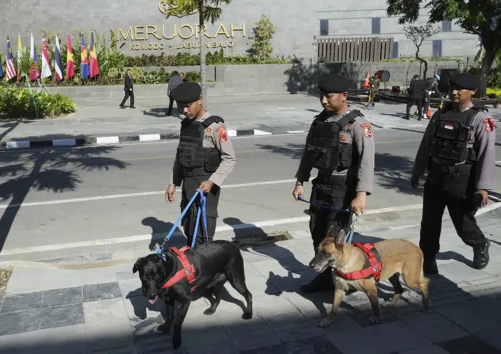 Cảnh sát Indonesia kiểm tra an ninh khách sạn tại Labuan Bajo, nơi diễn ra Hội nghị Cấp cao ASEAN lần thứ 42. Ảnh: AP