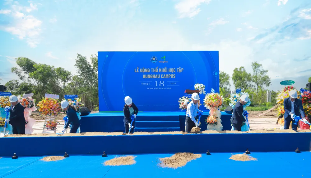 Đại diện thành viên Hội đồng Trường Trường Đại học Văn Hiến thực hiện nghi thức động thổ Khối học tập HungHau Campus Đại diện thành viên Hội đồng Trường Trường Đại học Văn Hiến thực hiện nghi thức động thổ Khối học tập HungHau Campus