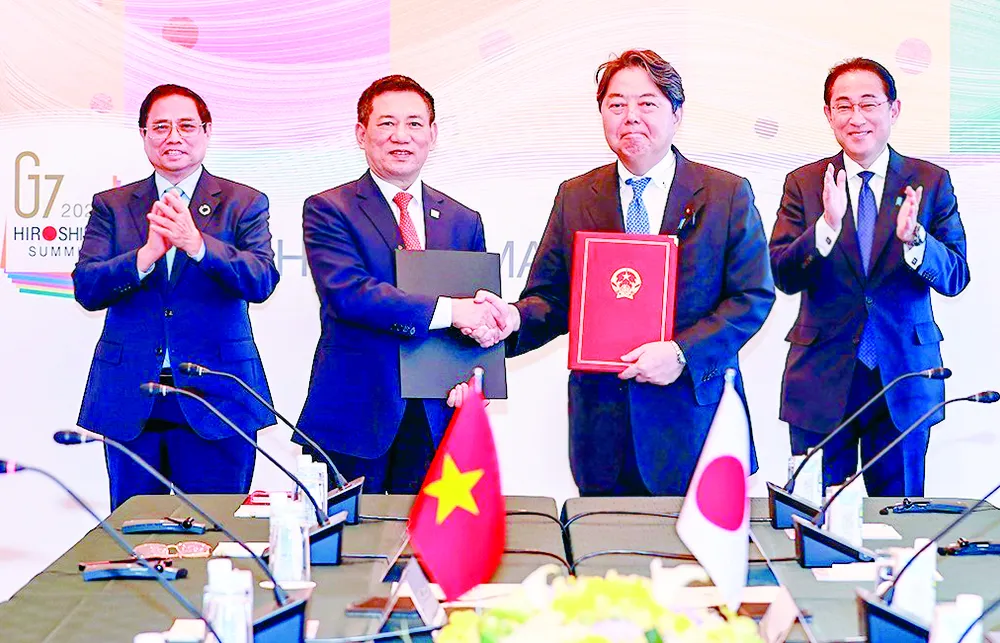 Thủ tướng Phạm Minh Chính và Thủ tướng Kishida Fumio chứng kiến việc ký kết các văn bản hợp tác ODA thế hệ mới giữa Bộ trưởng Bộ Tài chính Hồ Đức Phớc và Bộ trưởng Bộ Ngoại giao Nhật Bản