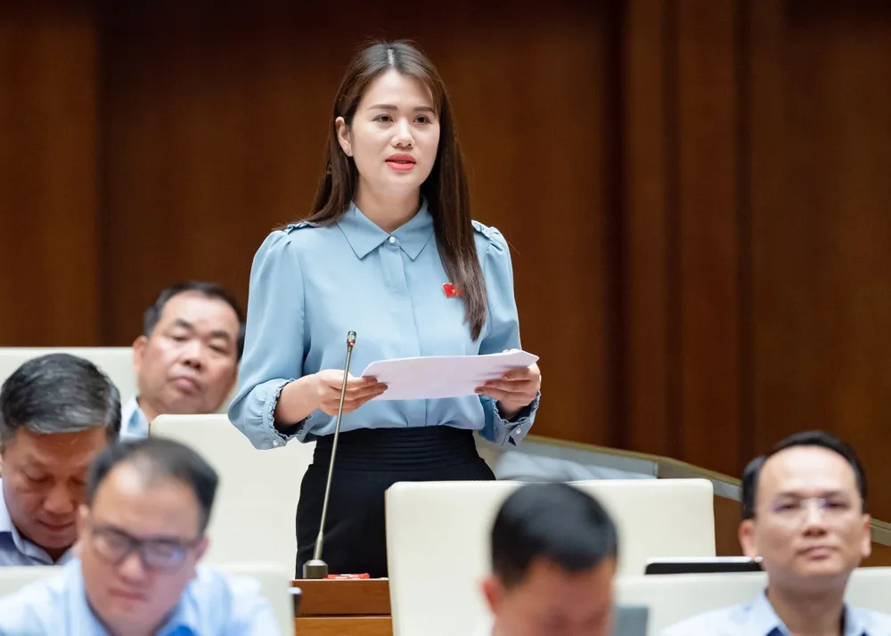 Đại biểu Vương Thị Hương (Hà Giang) chất vấn chiều 6-6. Ảnh: QUANG PHÚC