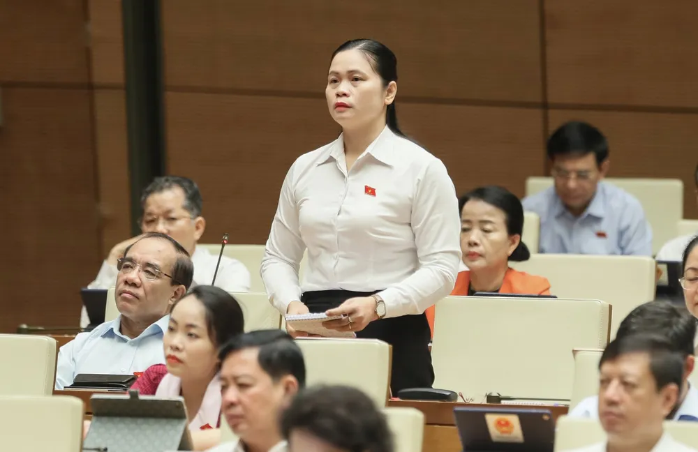 ĐB Ma Thị Thúy (Tuyên Quang) chất vấn sáng 6-6. Ảnh: QUANG PHÚC ĐB Ma Thị Thúy (Tuyên Quang) chất vấn sáng 6-6. Ảnh: QUANG PHÚC