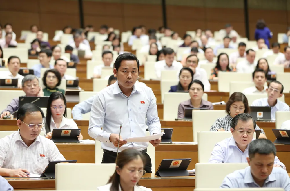 ĐB Dương Tấn Quân (Bà Rịa - Vũng Tàu) chất vấn chiều 6-6. Ảnh: QUANG PHÚC