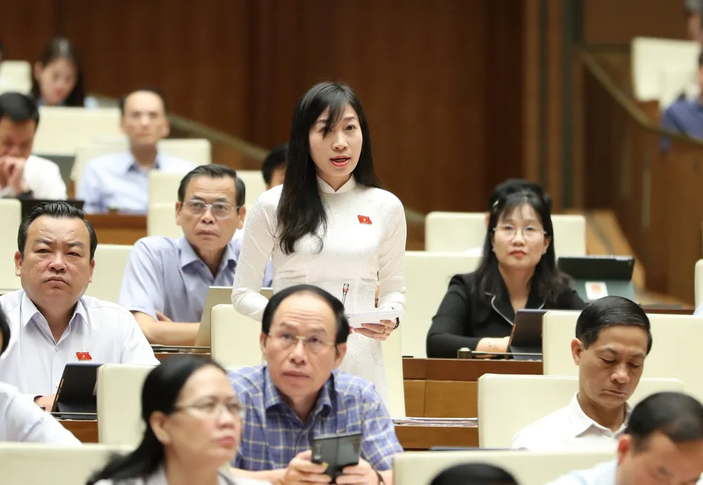 Đại biểu Hoàng Thị Thanh Thúy (Tây Ninh) chất vấn chiều 6-6. Ảnh: QUANG PHÚC