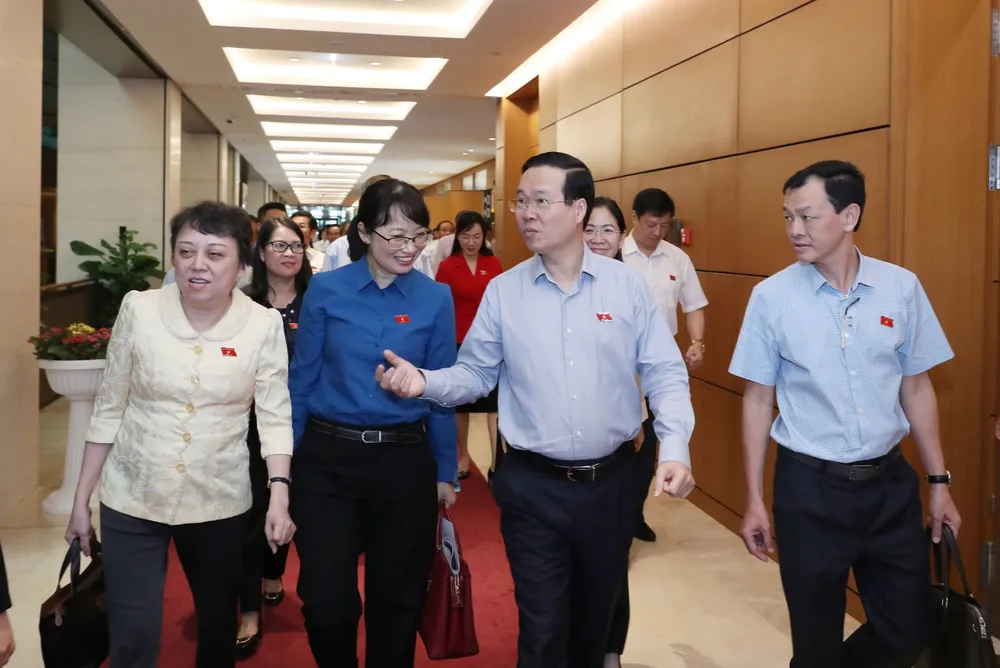 Chủ tịch nước Võ Văn Thưởng trao đổi với các đại biểu Quốc hội TPHCM sau phiên chất vấn sáng 6-6. Ảnh: QUANG PHÚC Chủ tịch nước Võ Văn Thưởng trao đổi với các đại biểu Quốc hội TPHCM sau phiên chất vấn sáng 6-6. Ảnh: QUANG PHÚC