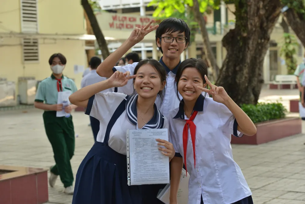 Thí sinh tại điểm thi Trường THPT Hùng Vương (quận 5) phấn khởi sau khi hoàn tất kỳ thi. Ảnh: CAO THĂNG Thí sinh tại điểm thi Trường THPT Hùng Vương (quận 5) phấn khởi sau khi hoàn tất kỳ thi. Ảnh: CAO THĂNG