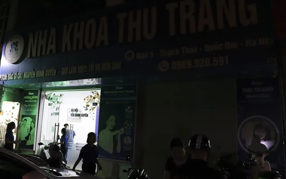 Tắt biển quảng cáo hưởng ứng kêu gọi tiết kiệm điện tại thị trấn Quốc Oai, huyện Quốc Oai (Hà Nội)