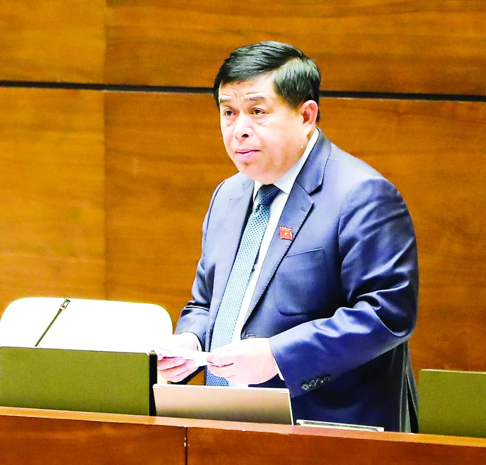 Bộ trưởng Bộ KH-ĐT Nguyễn Chí Dũng giải trình tại phiên họp toàn thể. Ảnh: QUANG PHÚC