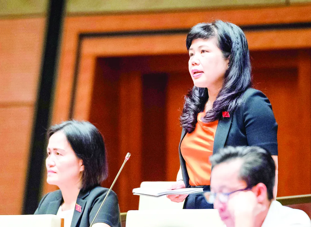 Đại biểu Nguyễn Thị Thu Hà (Quảng Ninh) chất vấn sáng 8-6. Ảnh: QUANG PHÚC