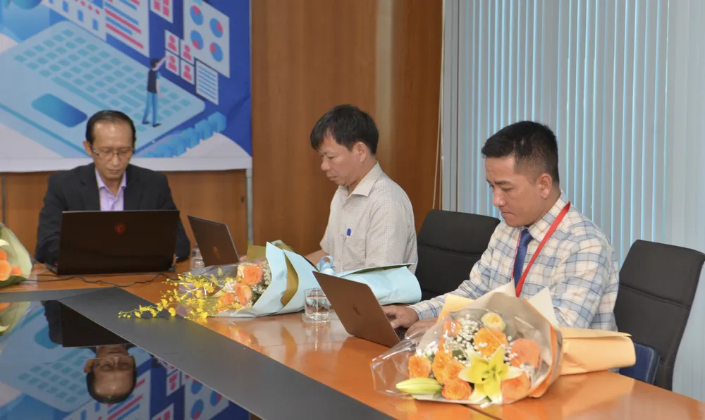 ThS Nguyễn Trần Ngọc Phương (bìa phải) đang trả lời câu hỏi của thí sinh. Ảnh: CAO THĂNG ThS Nguyễn Trần Ngọc Phương (bìa phải) đang trả lời câu hỏi của thí sinh. Ảnh: CAO THĂNG