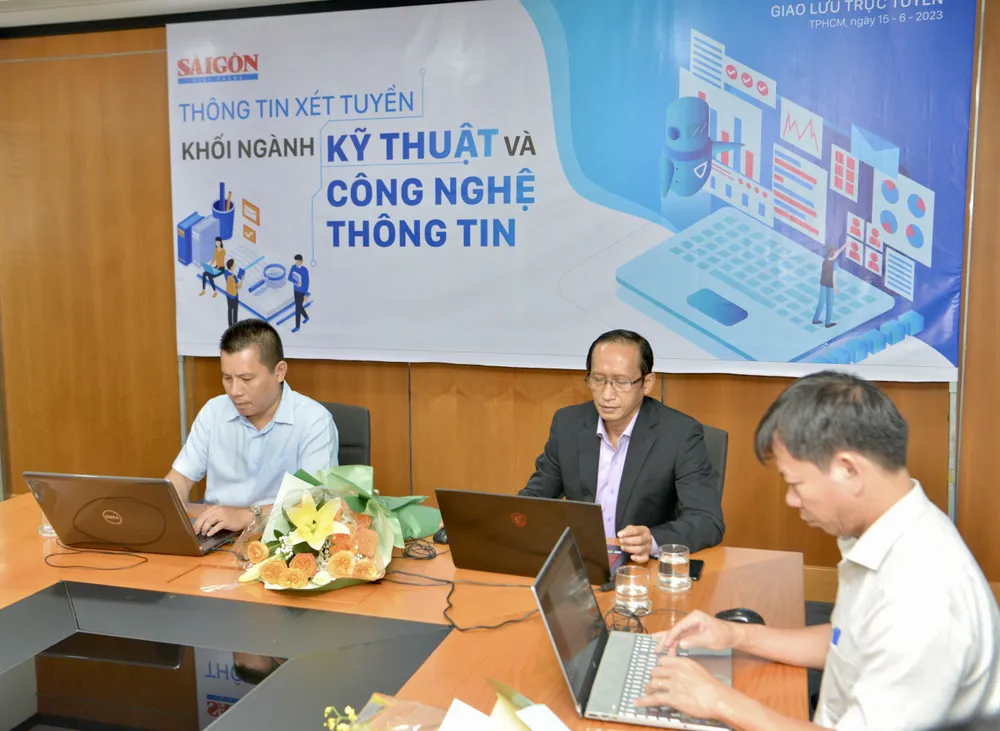 Các khách mời tư vấn cho thí sinh tại buổi GLTT sáng 15-6. Ảnh: CAO THĂNG Các khách mời tư vấn cho thí sinh tại buổi GLTT sáng 15-6. Ảnh: CAO THĂNG