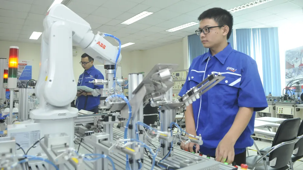 Học lập trình vận hành robot tại Khu Công nghệ cao TPHCM. Ảnh: CAO THĂNG Học lập trình vận hành robot tại Khu Công nghệ cao TPHCM. Ảnh: CAO THĂNG