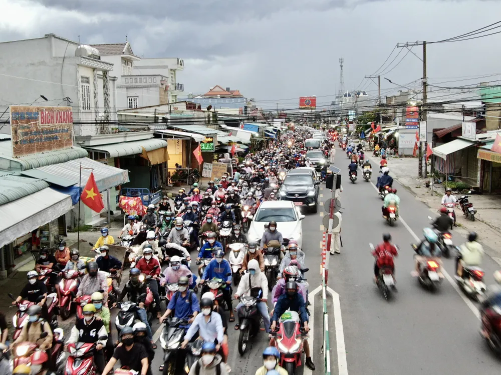 Thiếu giao thông kết nối, tình trạng xếp hàng dài chờ qua phà Cát Lái (nối Tp Thủ Đức, TPHCM và huyện Nhơn Trạch, tỉnh Đồng Nai) thường diễn ra. Ảnh: HOÀNG HÙNG