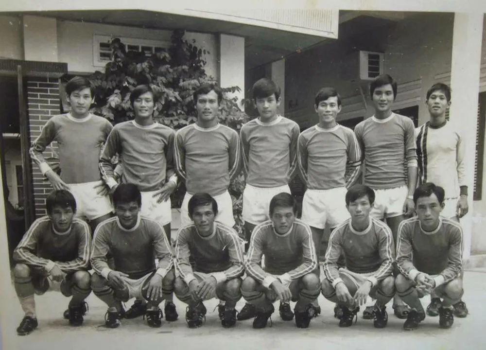 Cựu tuyển thủ Phan Kim Lân (hàng đứng, thứ 3 từ phải sang) cùng đội bóng Công nhân Nghĩa Bình năm 1978. Ảnh: NVCC