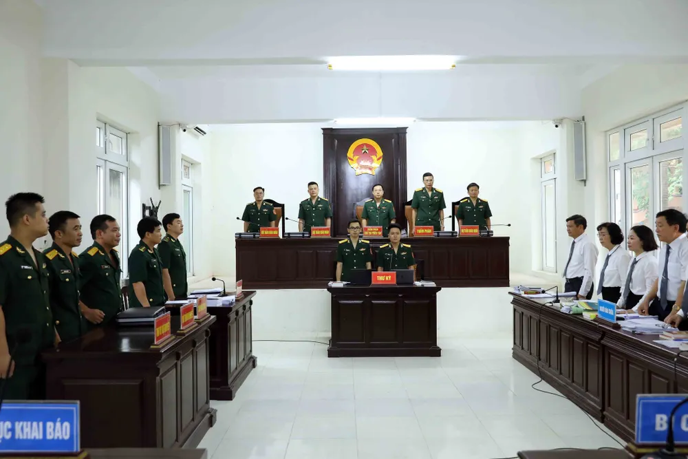 Quang cảnh phiên tòa sáng 27-6