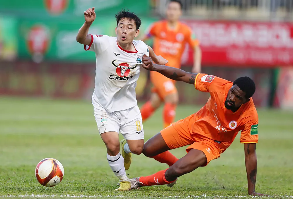 Minh Vương (trái) và HA.GL đang đối diện với mùa giải đầy khó khăn. Ảnh: P.MINH