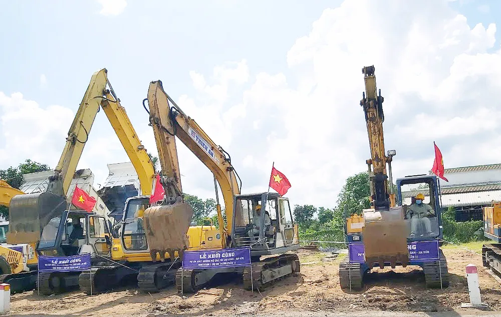 Dự án cao tốc Cao Lãnh - An Hữu (giai đoạn 1) qua tỉnh Đồng Tháp và Tiền Giang, có tổng mức đầu tư 5.886 tỷ đồng, chính thức được khởi công ngày 25-6 (ảnh). Khi hoàn thành, đường cao tốc này sẽ hình thành trục ngang, kết nối với các trục dọc đường cao tốc và từng bước hoàn thiện mạng lưới giao thông vùng ĐBSCL