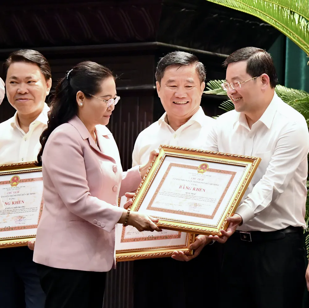 Chủ tịch HĐND TPHCM Nguyễn Thị Lệ trao bằng khen cho các tập thể. Ảnh:VIỆT DŨNG