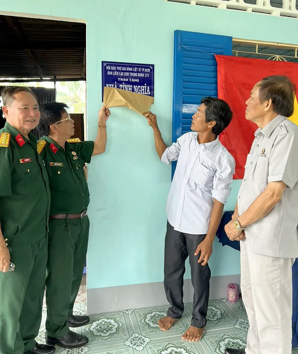 Đại tá Trần Thế Tuyển, Chủ tịch Hội Hỗ trợ gia đình liệt sĩ TPHCM (thứ hai từ trái sang) cùng Ban liên lạc Trung đoàn 174 trao nhà tình nghĩa cho gia đình chính sách Đại tá Trần Thế Tuyển, Chủ tịch Hội Hỗ trợ gia đình liệt sĩ TPHCM (thứ hai từ trái sang) cùng Ban liên lạc Trung đoàn 174 trao nhà tình nghĩa cho gia đình chính sách