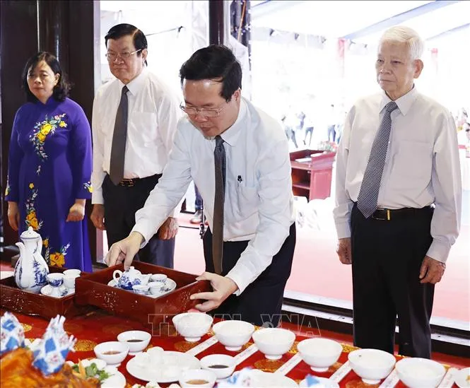 Chủ tịch nước Võ Văn Thưởng cùng các đại biểu dự Lễ giỗ các anh hùng liệt sĩ, chiến sĩ cách mạng, đồng bào yêu nước hy sinh tại Côn Đảo. Ảnh: TTXVN